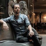 Carles Francino posando en la sesión fotográfica de VIM Magazine