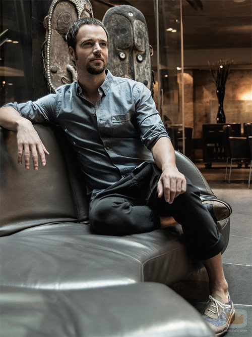 Carles Francino posando en la sesión fotográfica de VIM Magazine