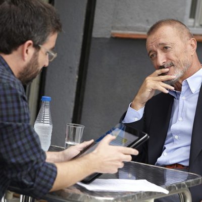 Jordi Évole entrevistando a Pérez-Reverte