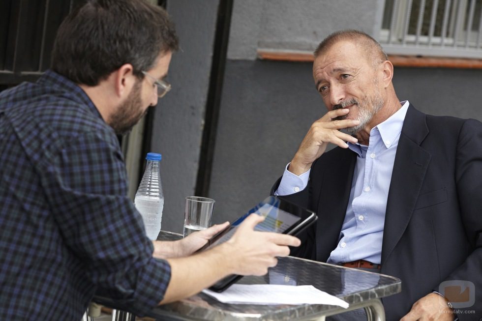 Jordi Évole entrevistando a Pérez-Reverte