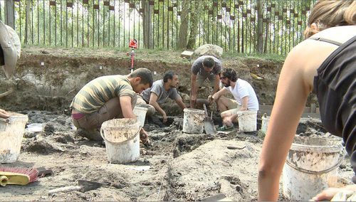 Flipy con el equipo del yacimiento de La Draga en 'Arqueólogo por un día'