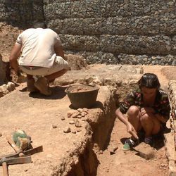 Macarena Gómez trabajando como arqueóloga en Córdoba
