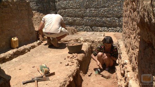 Macarena Gómez trabajando como arqueóloga en Córdoba