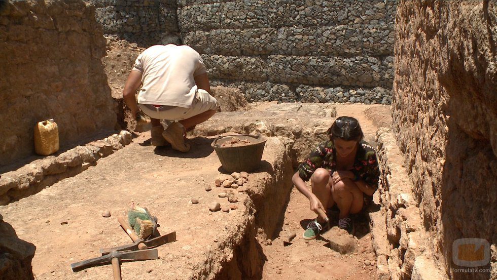 Macarena Gómez trabajando como arqueóloga en Córdoba