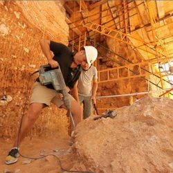 Iñigo Urrechu con un martillo neumático en 'Arqueólogo por un día'