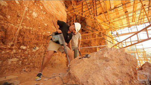 Iñigo Urrechu con un martillo neumático en 'Arqueólogo por un día'