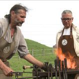 Juan Ramón Lucas frente a unas llamas en 'Arqueólogo por un día'