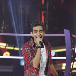 Álex Escribano canta en "Las batallas" de 'La voz'