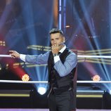 Jesús Vázquez con el micrófono de "Las batallas" de 'La voz'