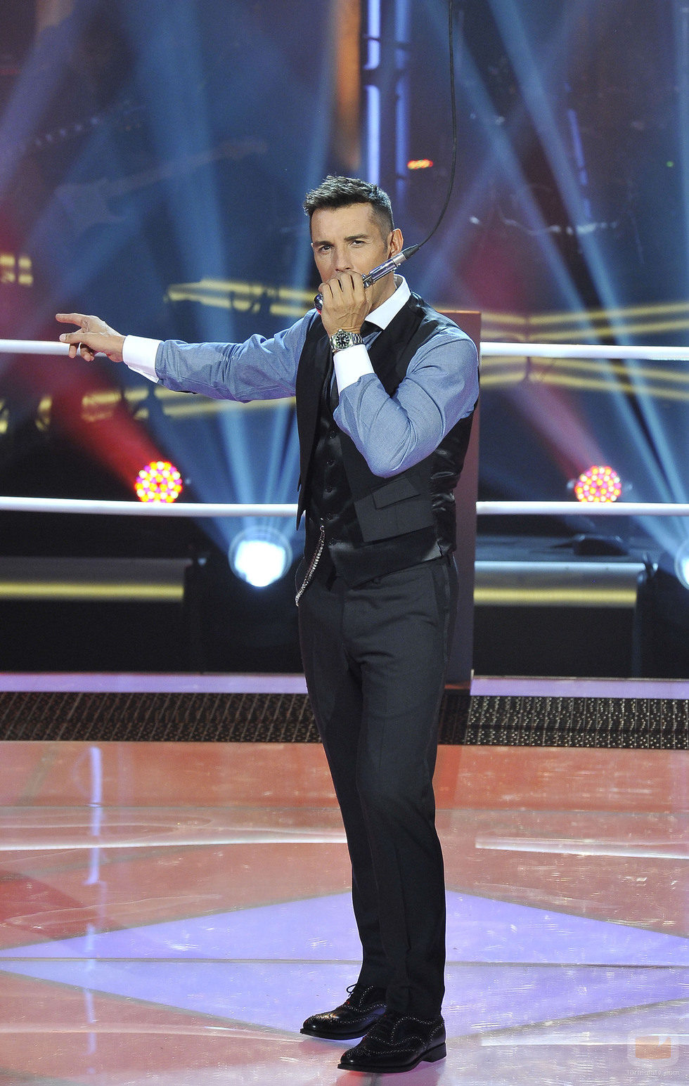 Jesús Vázquez con el micrófono de "Las batallas" de 'La voz'