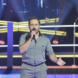 Jordi Galán canta en "Las batallas" de 'La voz'