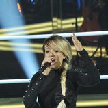 Mandy Santos canta en "Las batallas" de 'La voz'