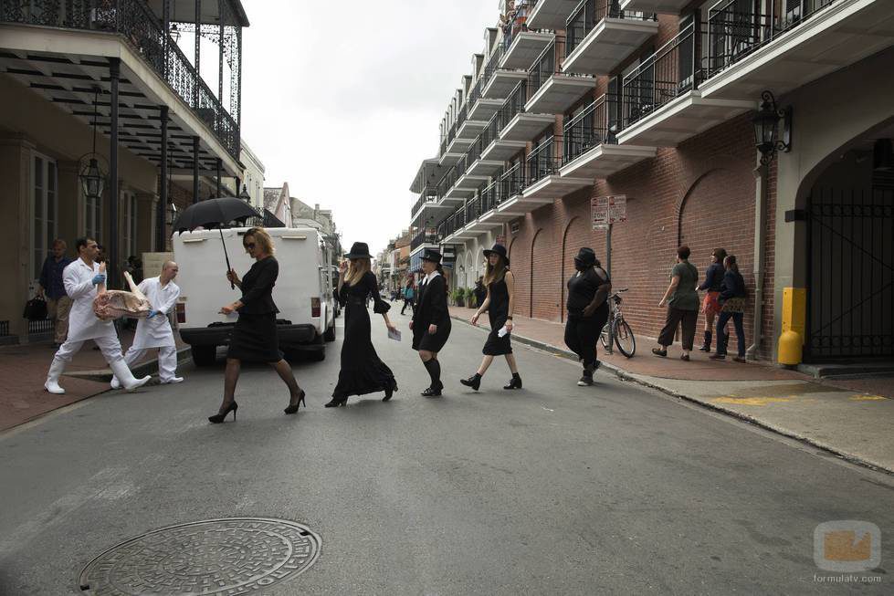 Fiona y las alumnas de la Academia Miss Robichaux en 'American Horror Story: Coven'