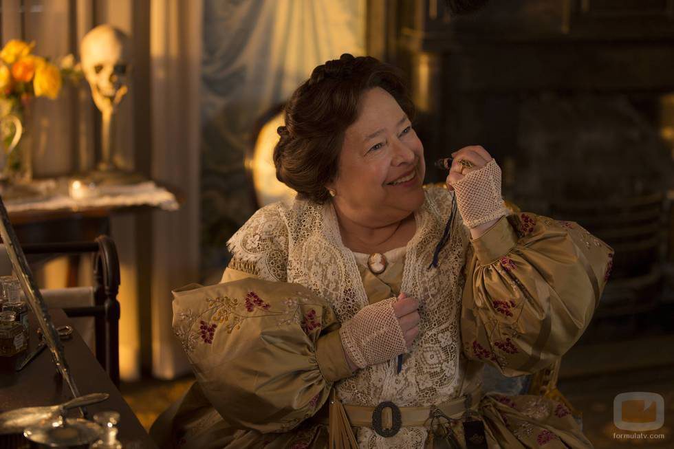 Kathy Bates es la despiada Madame LaLaurie en 'American Horror Story: Coven'