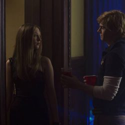 Taissa Farmiga y Evan Peters coinciden en una fiesta en 'American Horror Story: Coven'