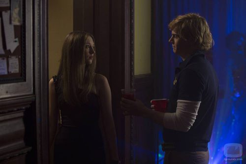 Taissa Farmiga y Evan Peters coinciden en una fiesta en 'American Horror Story: Coven'