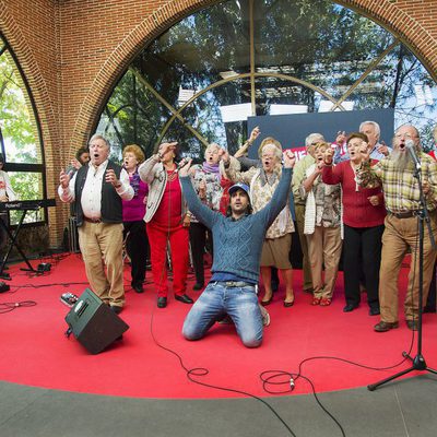 Los participantes de 'Generación rock' cantan con Melendi
