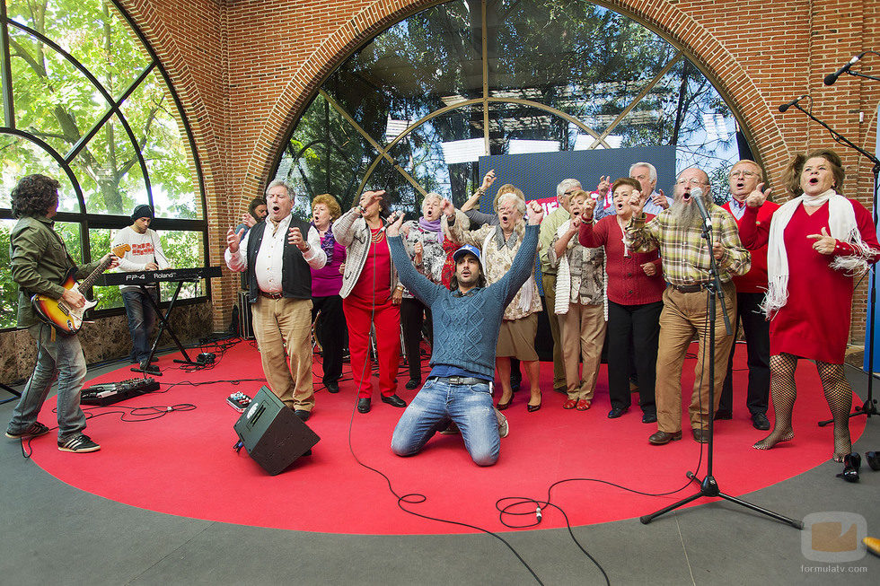 Los participantes de 'Generación rock' cantan con Melendi