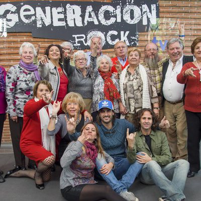 Participantes de 'Generación rock' junto a Melendi y otros miembros del equipo