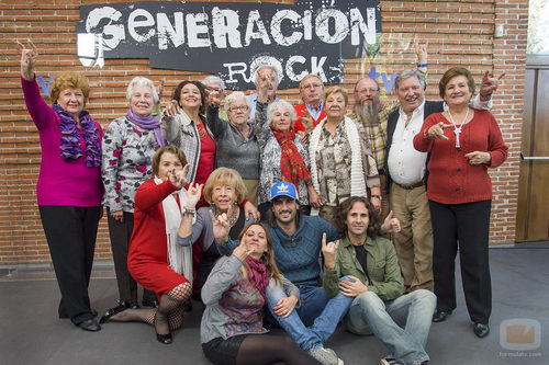 Participantes de 'Generación rock' junto a Melendi y otros miembros del equipo