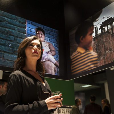 Alejandra Andrade en la exposición de 'Encardelados'