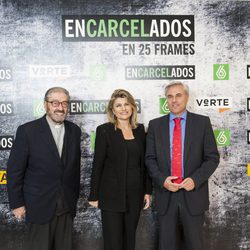 Padre Garralda, María Matos y José Luis González en la exposición de 'Encarcelados'