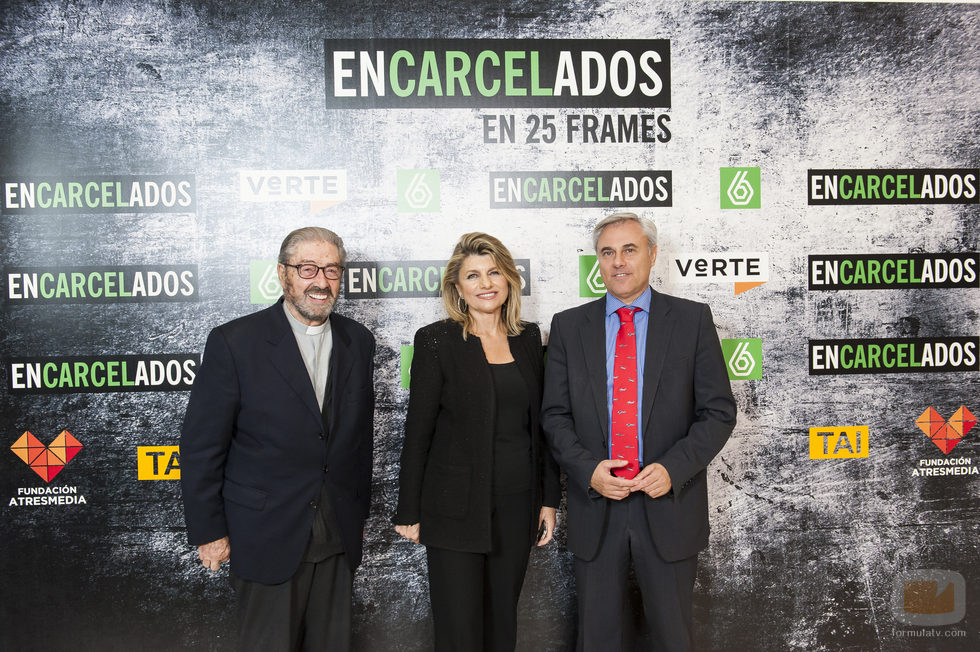 Padre Garralda, María Matos y José Luis González en la exposición de 'Encarcelados'
