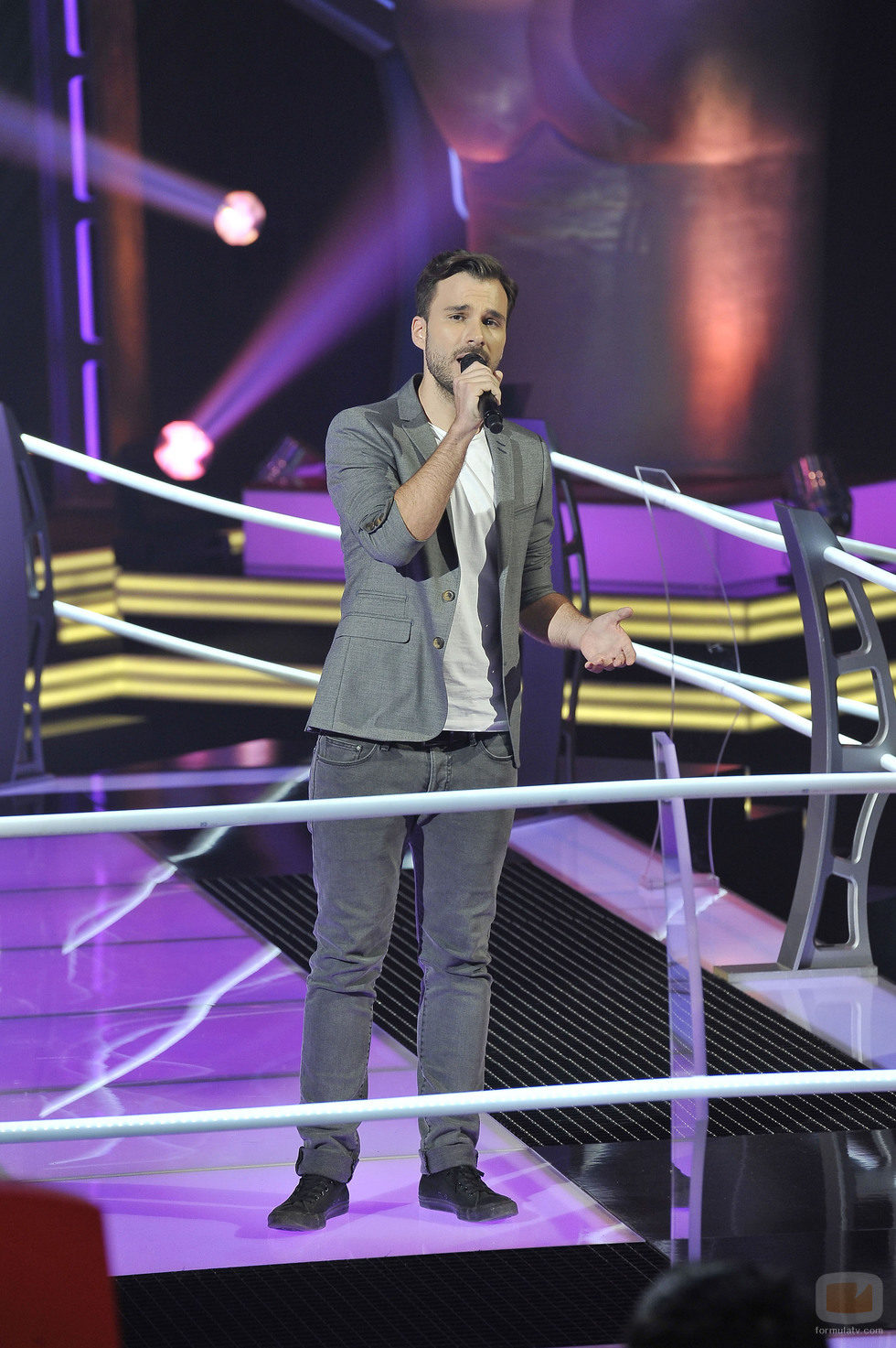 Gonzalo Alcaín canta en "Las batallas" de 'La voz'