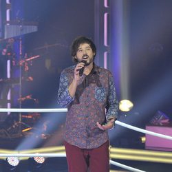 Xino Gómez canta en "Las batallas" de 'La voz'