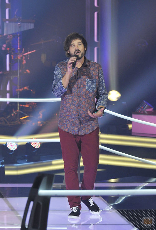 Xino Gómez canta en "Las batallas" de 'La voz'