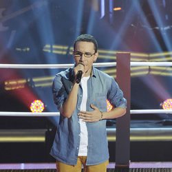 Alejandro Udó canta en "Las batallas" de 'La voz'