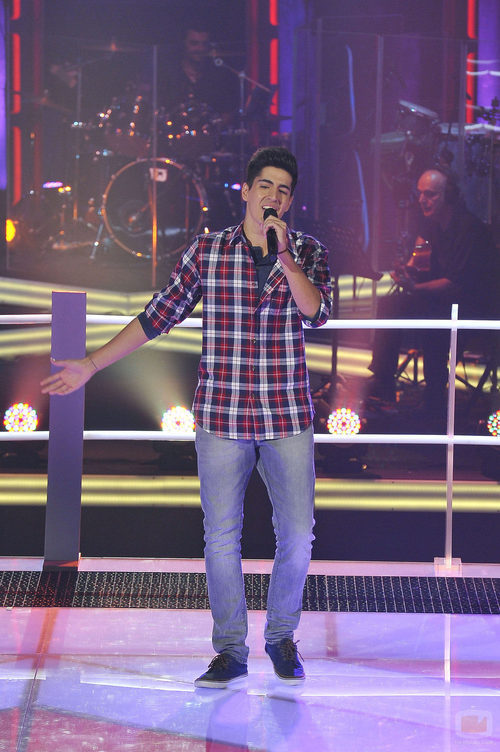 Edu Ruiz canta en "Las batallas" de 'La voz'
