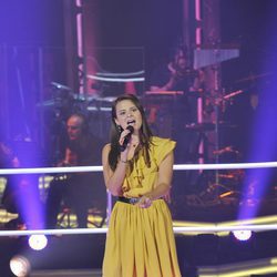 Rocío Rivas canta en "Las batallas" de 'La voz'