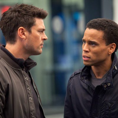 Karl Urban y Michael Ealy en una escena de 'Almost Human'