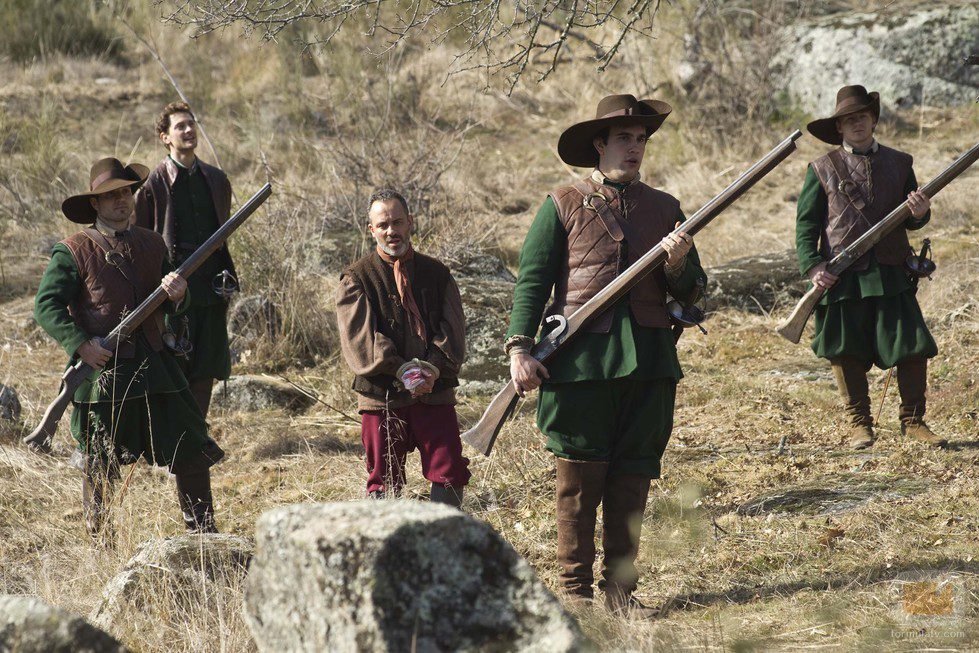 Sátur y los ingleses en una escena de 'Águila Roja'