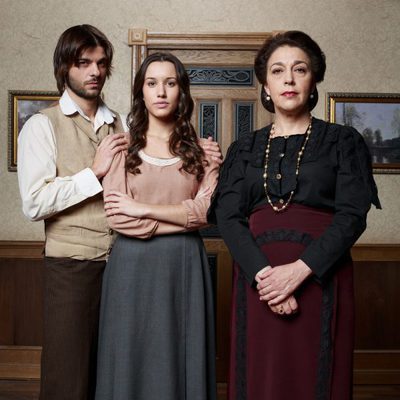 Jordi Coll, Ariadna Gaya y María Bouzas en 'El secreto de Puente Viejo'