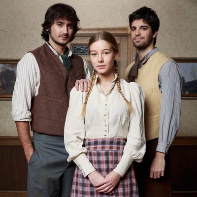 Jorge Pobes, Javier Abad y Charlotte Vega en 'El secreto de Puente Viejo'