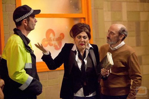 Araceli y Enrique Pastor ante un policía en 'La que se avecina'