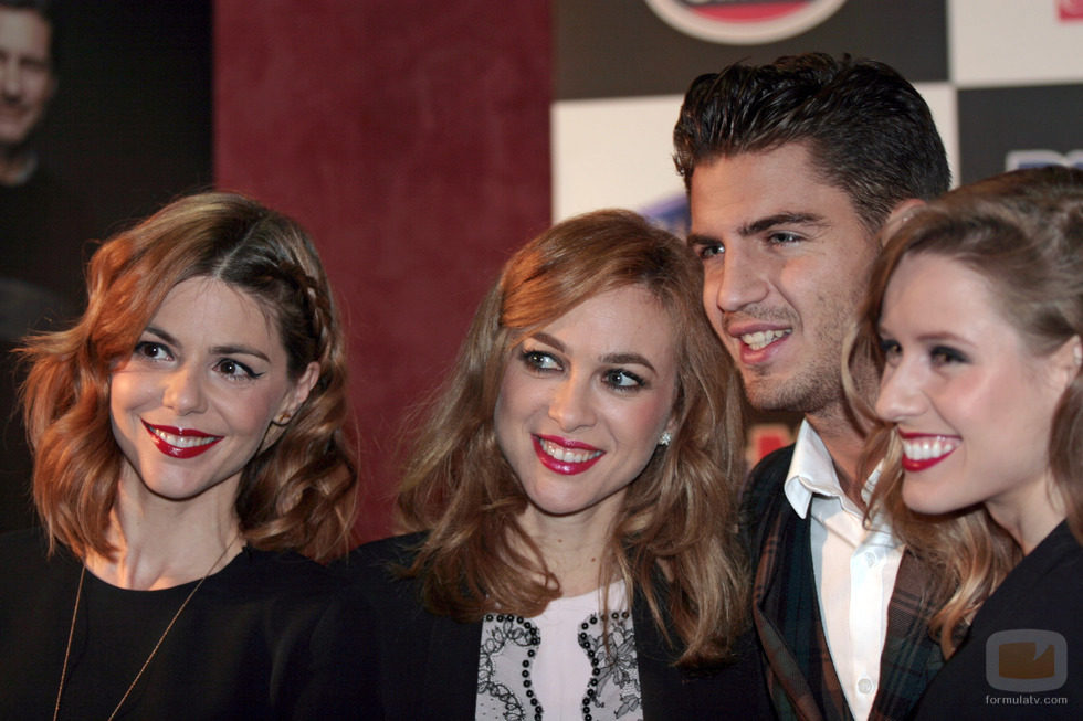 Manuela Velasco, Marta Hazas, Maxi Iglesias y Manuela Vellés en el preestreno de 'Galerías Velvet' en Noia