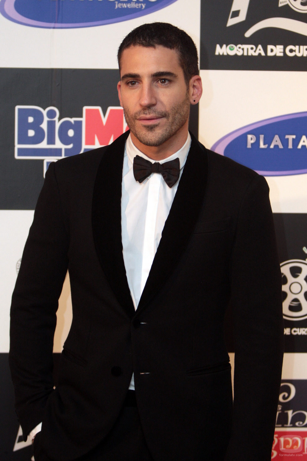 Miguel Ángel Silvestre posa en el preestreno de 'Galerías Velvet' en Noia