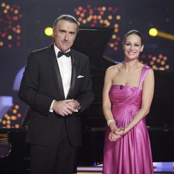Juan y Medio y Eva González, presentadores de '¡Feliz 2014!' en TVE