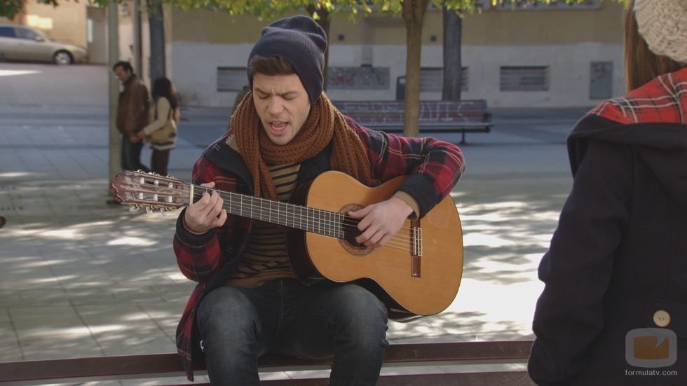 Carlos toca la guitarra en 'Vive cantando'