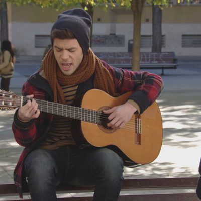 Carlos toca la guitarra en 'Vive cantando'