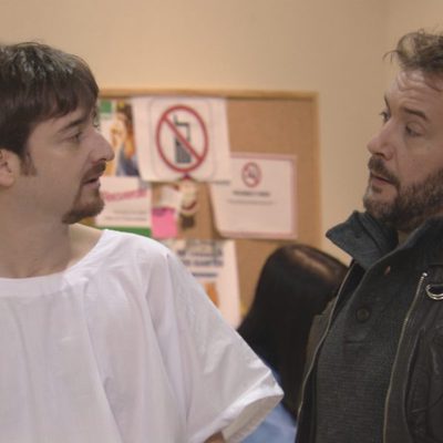 César y Juanjo en una escena de 'Vive cantando'