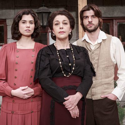 María Bouzas junto a Loreto Mauleón y Jordi Coll en 'El secreto de Puente Viejo'