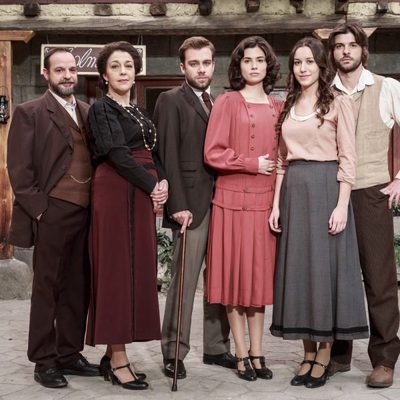 Parte del elenco de actores de 'El secreto de Puente Viejo'