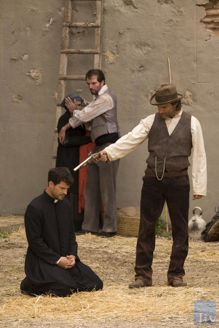 Alberto San Juan, a punto de disparar a Rodolfo Sancho en 'La señora'