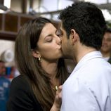 María Ruiz y Miguel Ángel Muñoz se besan en 'El síndrome de Ulises'