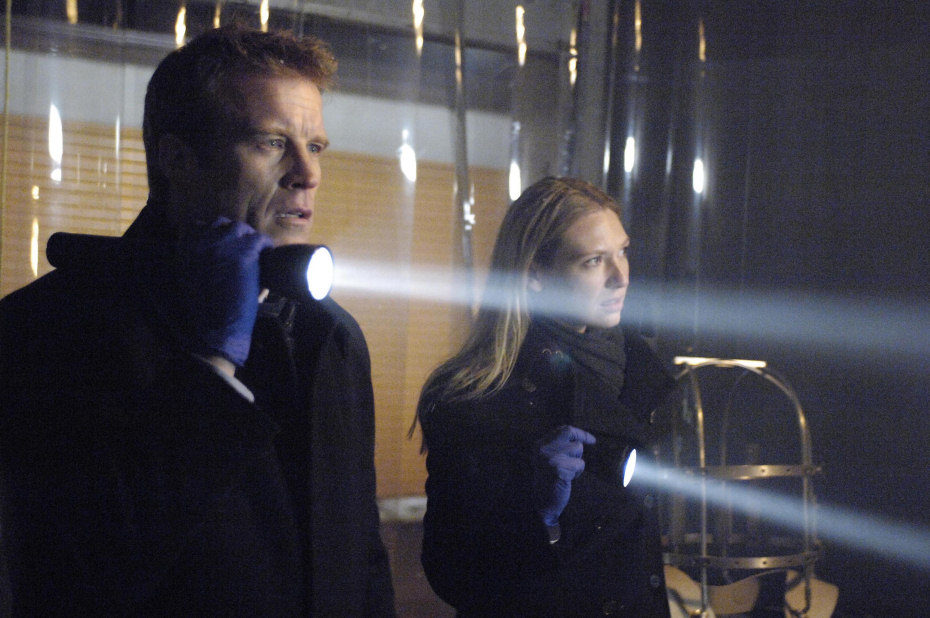 Anan Torv y Joshua Jackson en el capítulo piloto de 'Fringe'