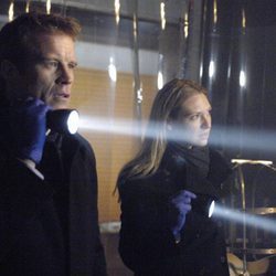 Anan Torv y Joshua Jackson en el capítulo piloto de 'Fringe'